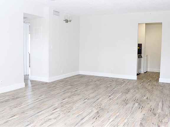 3rd image of 10088 Twin Lakes Dr