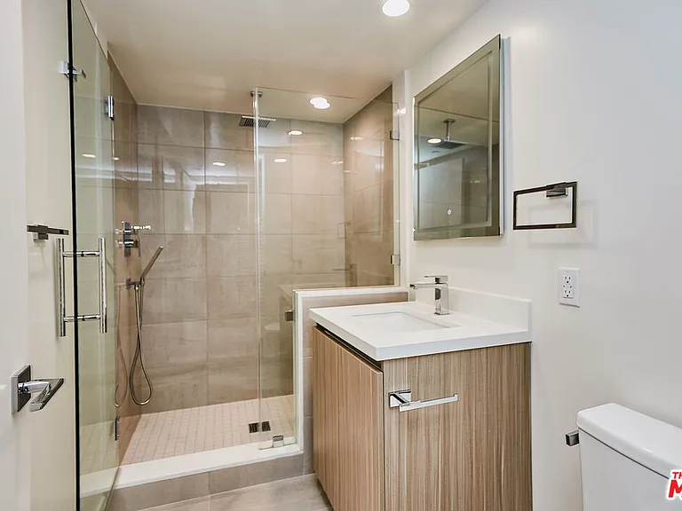 328 N Maple Dr #303 — Photo 8