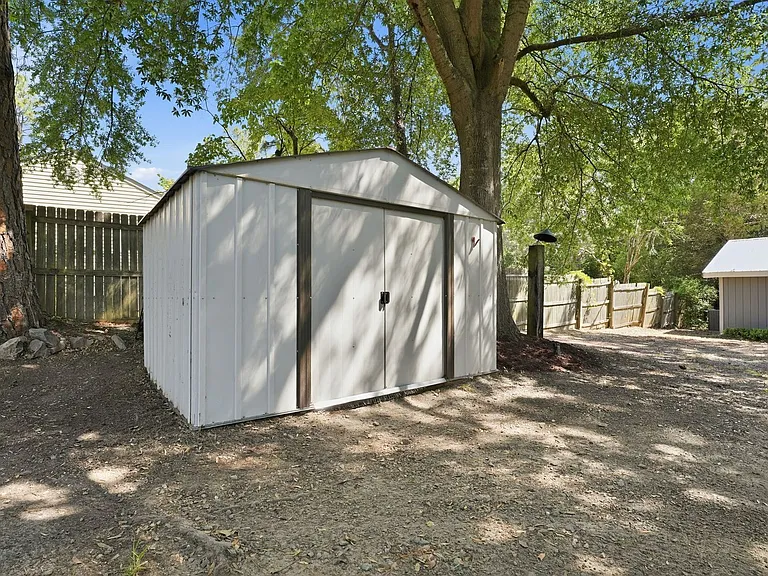 1425 Central Dr — Photo 45