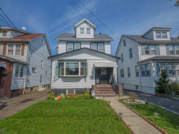 2nd image of 2035 Balmoral Ave