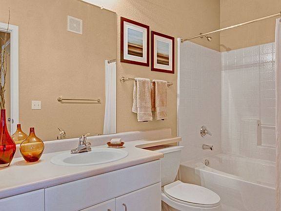 Stoneleigh Large Bathroom with Bathtub