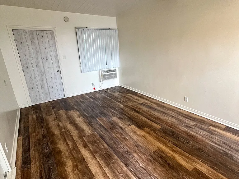 1144 N Hollywood Way — Photo 17