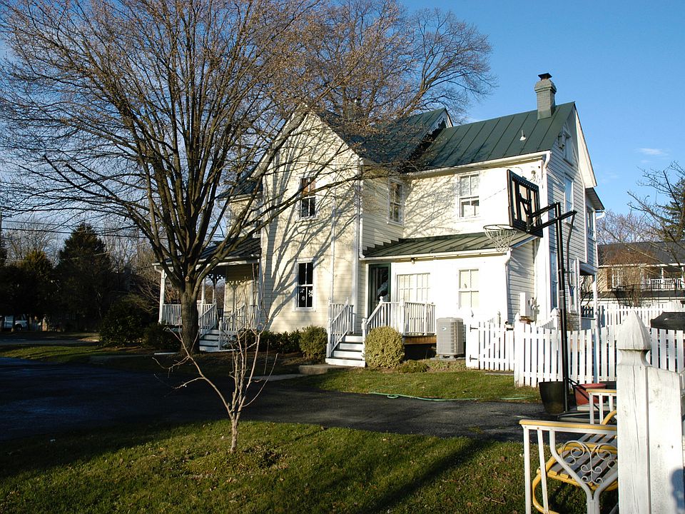 1st image of 913 Elden St
