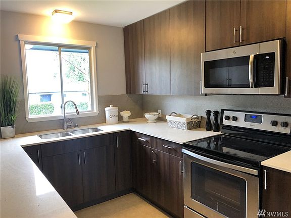 Beautiful and newly renovated kitchen. Gorgeous countertops, backsplash, and cupboards. Lots of room to cook.