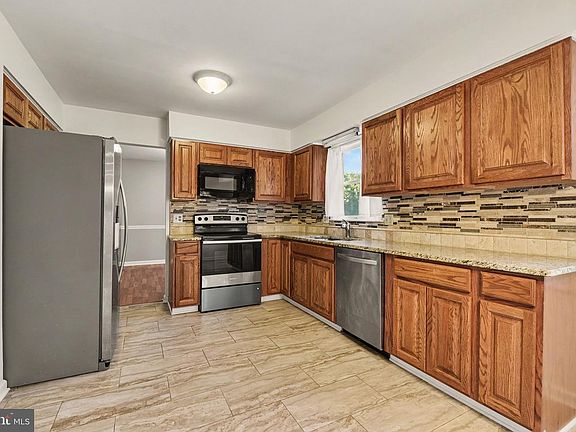 3rd image of 106 Sholly Dr