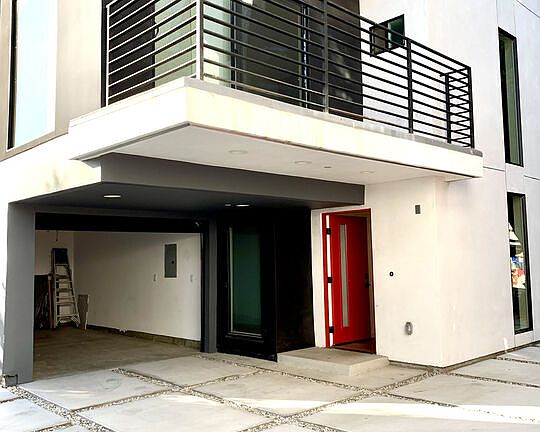 4th image of 5636 Woodman Ave #1/2