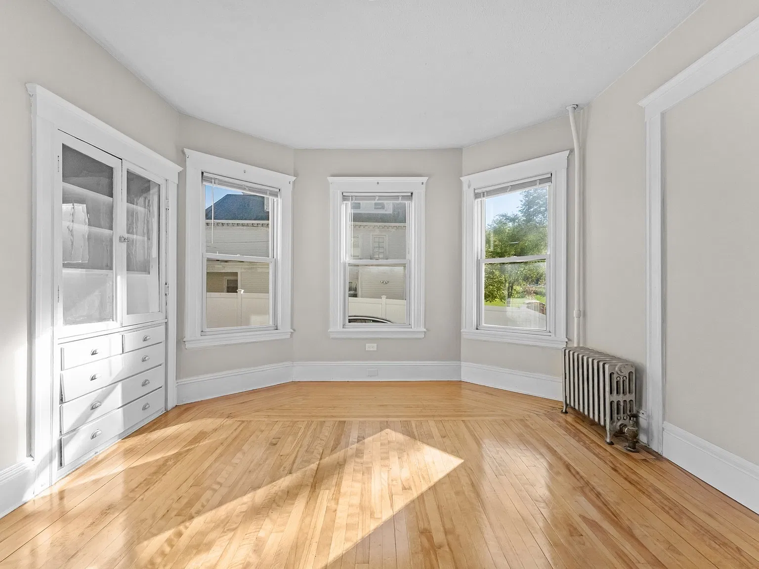 4 bed, 1.0 bath, 1160 sqft, $2,800 — Photo 2