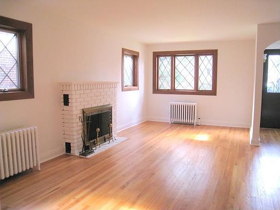Living Room w Fireplace