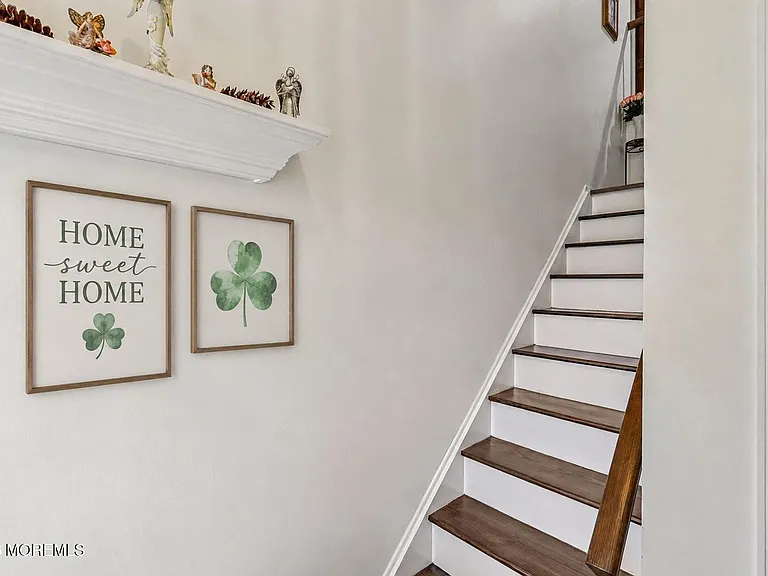 413 Yorkshire Pl — Photo 2