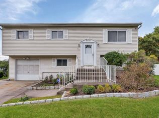 20 Hofstra Dr, Farmingville, NY 11738
