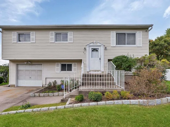 20 Hofstra Drive, Farmingville, NY 11738