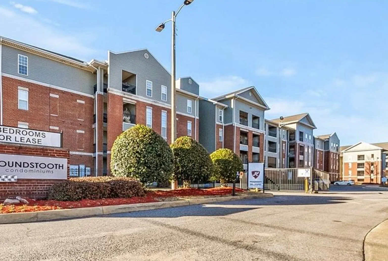 2 bedroom, 2 bath Condo available now — Photo 1