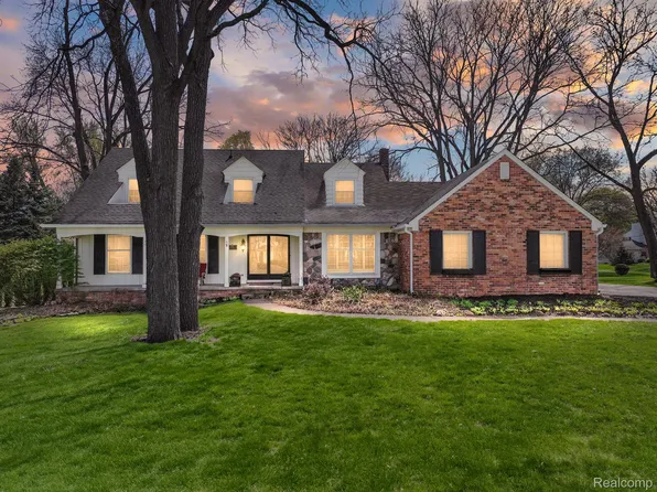 22641 N Nottingham Dr, Beverly Hills, MI 48025
