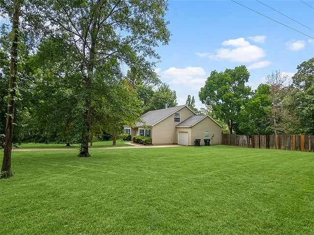 5 bed, 3.0 bath, 2243 sqft, $2,300 — Photo 2