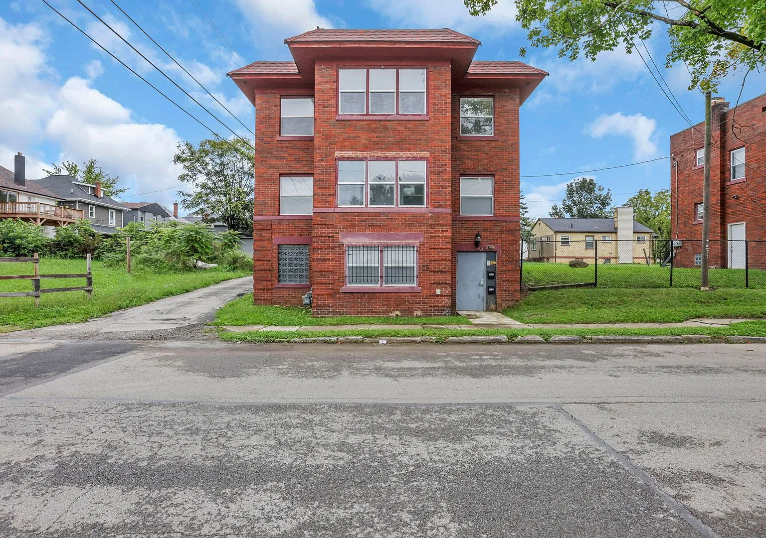 1104-1106 Oakwood Ave — Photo 3
