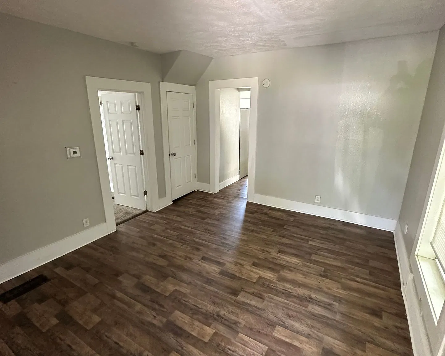 3 Bedroom 1 Bathroom Apartment — Photo 3