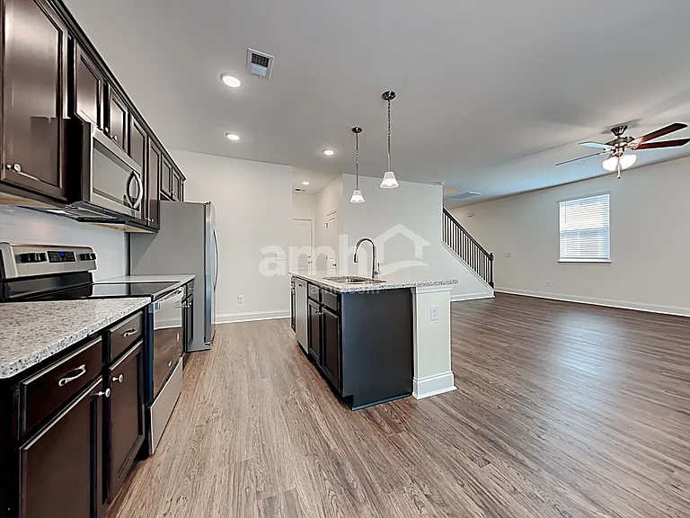505 W Lionel Rd — Photo 5