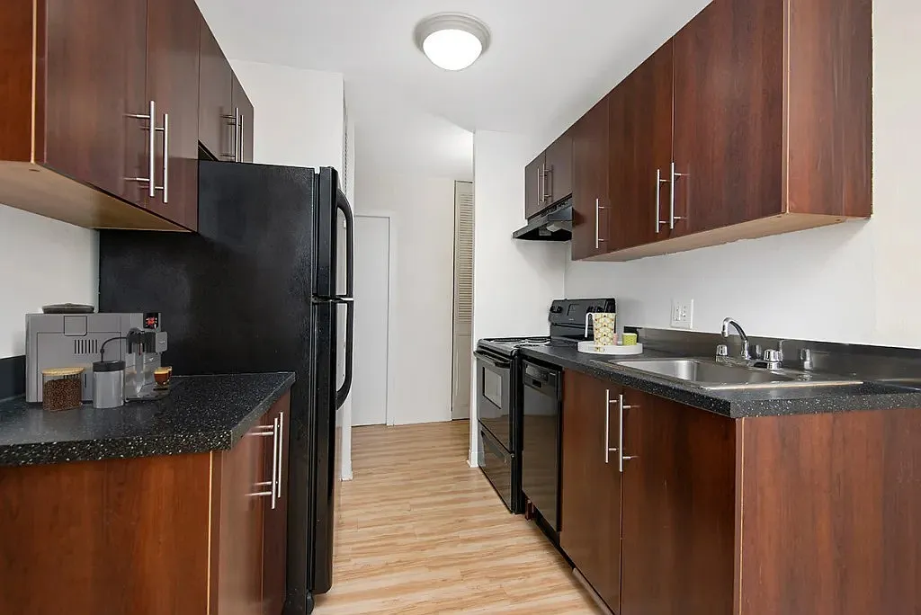 441 W. Oakdale — Photo 2