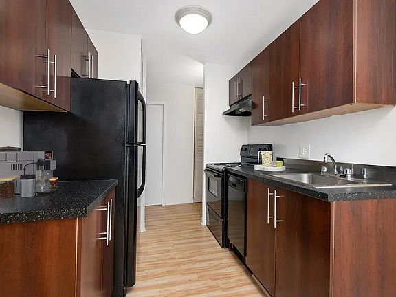 3rd image of 441 W Oakdale Ave APT 8E