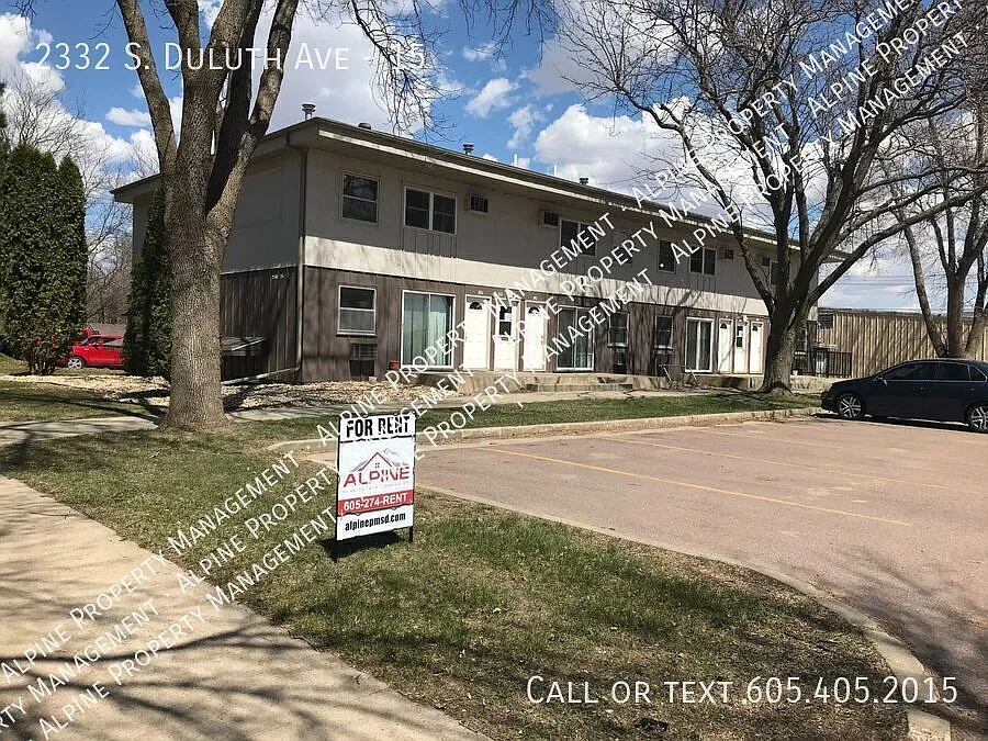 Ground Floor 2 Bedroom Apartment near Augustana! — Photo 2