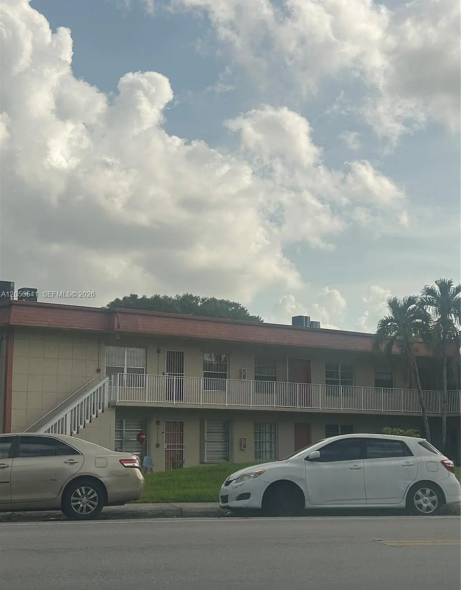 Royale Green Condo 5 — Photo 1