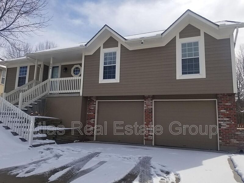1st image of 506 NE Field Creek Dr