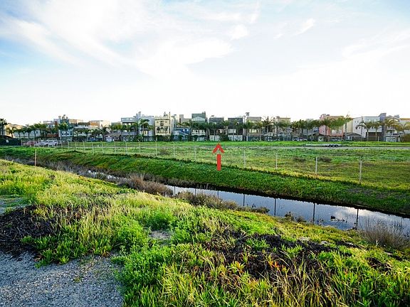 Photo taken from Pacific Coast Hwy of homes on C row