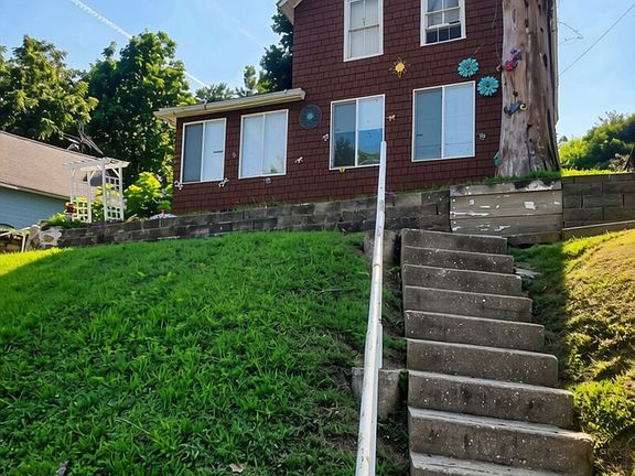 3rd image of 143 Diagonal St