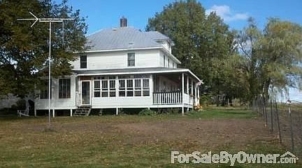 Front view
						:
						Front part of the porch is open. Part with hot tub to the left is enclosed.