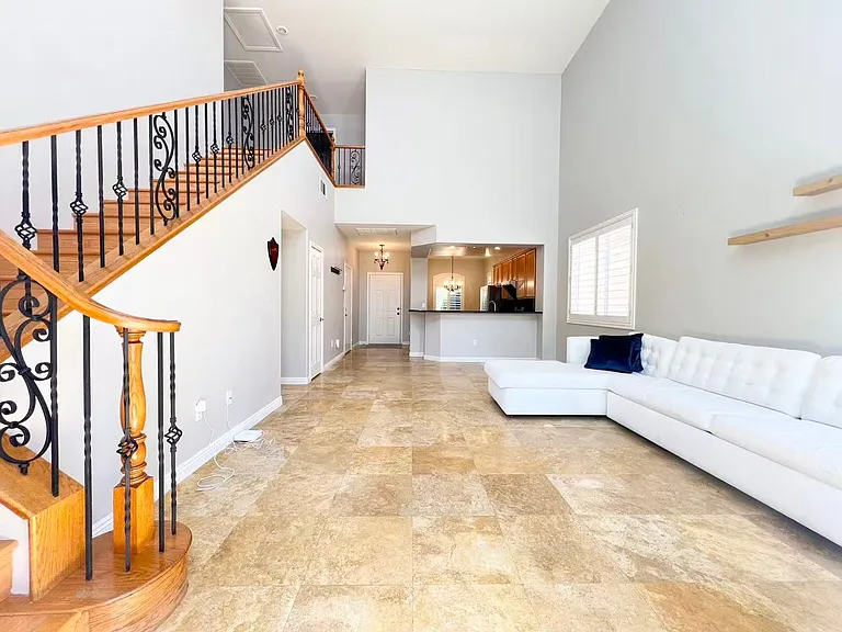 538 Los Hermanos St — Photo 9