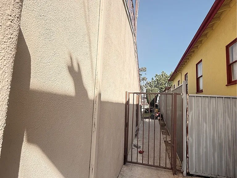2431 W Beverly Blvd — Photo 14