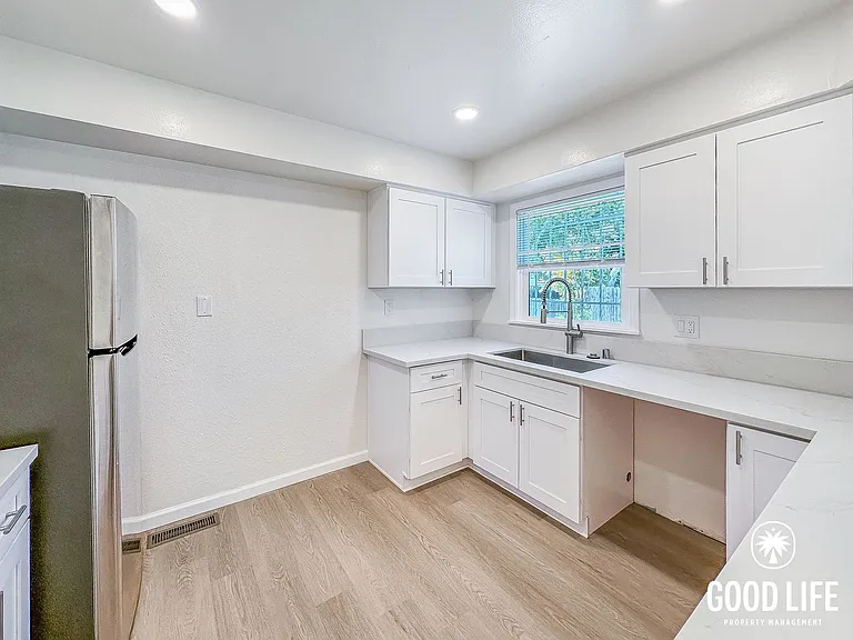 252 G St — Photo 7