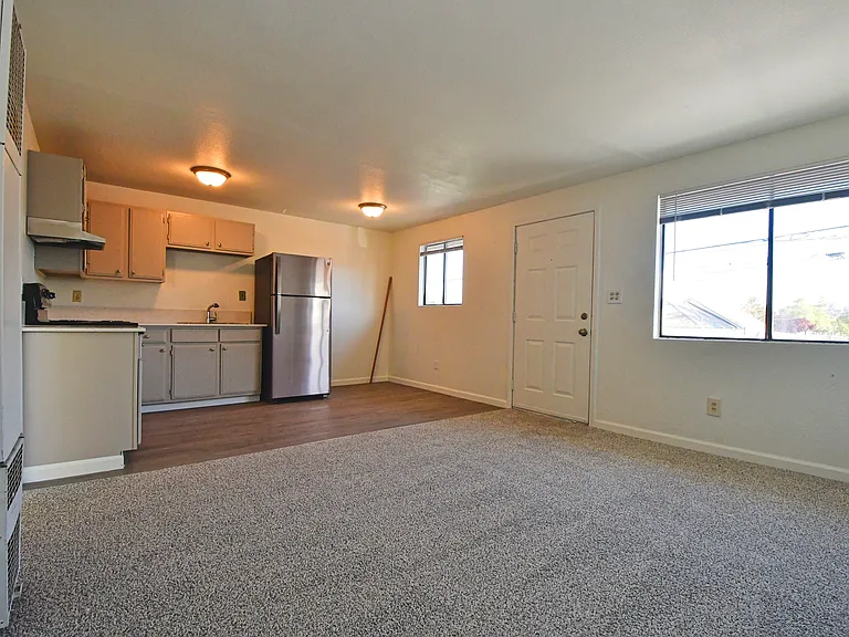 1142 E St — Photo 7