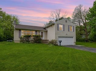 5 Dunrovin Ln, Rochester, NY 14618
