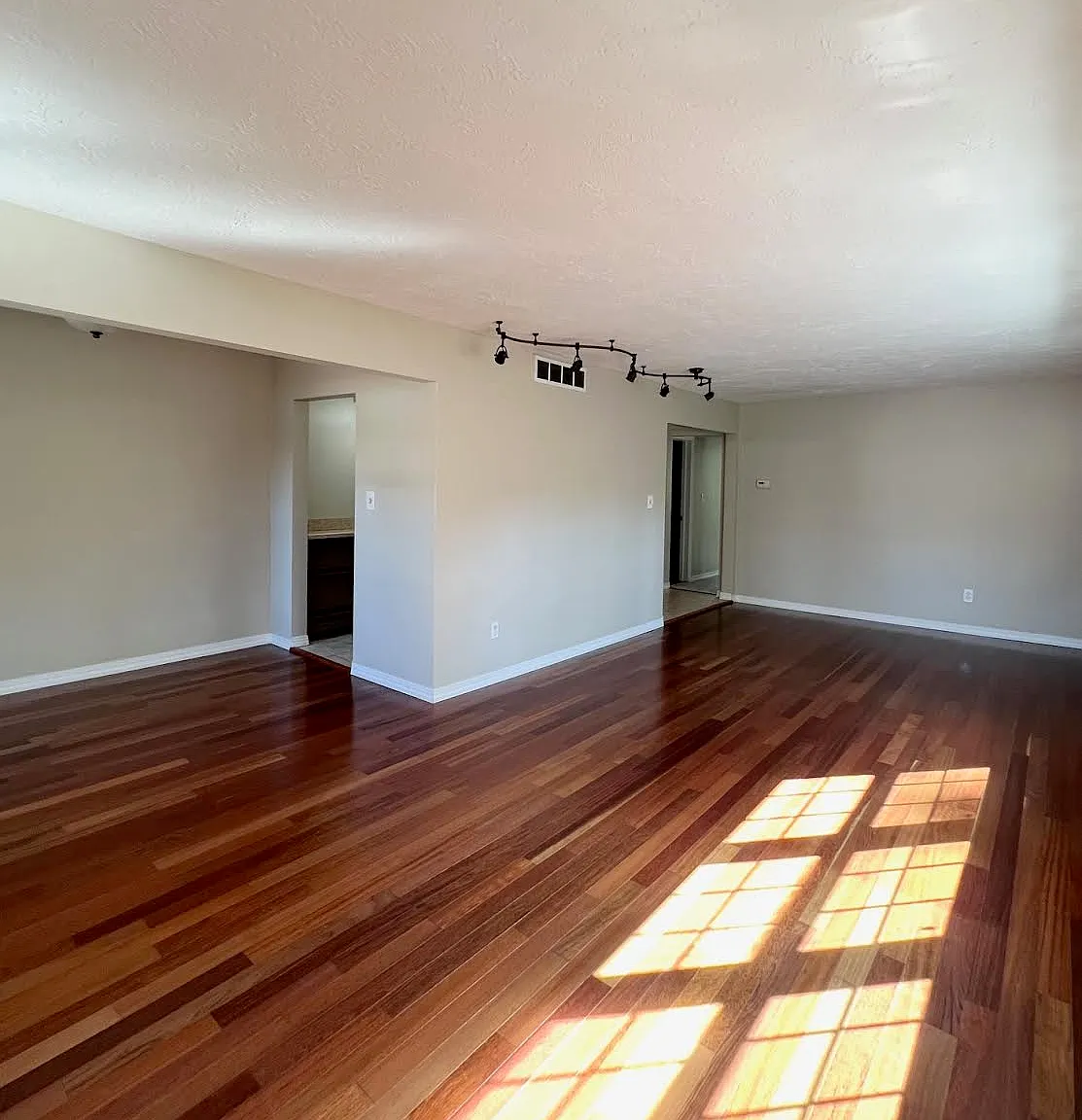 20301 Shelburne Rd — Photo 1