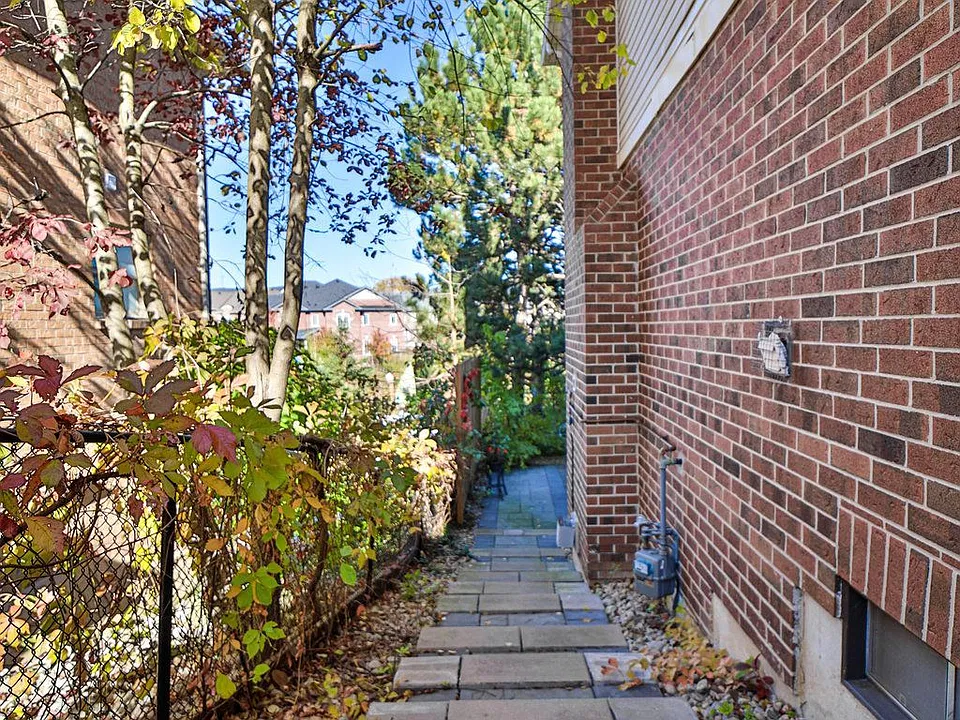 427 Crossland Gate