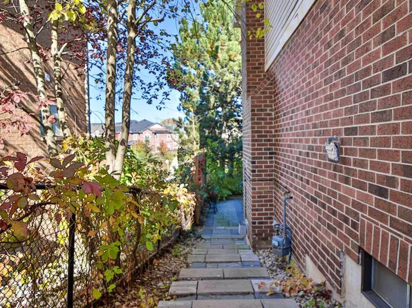 427 Crossland Gate, Newmarket, ON L3X 1B9