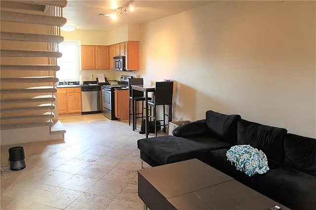 2 bed, 1.0 bath, 657 sqft, $1,550 — Photo 3