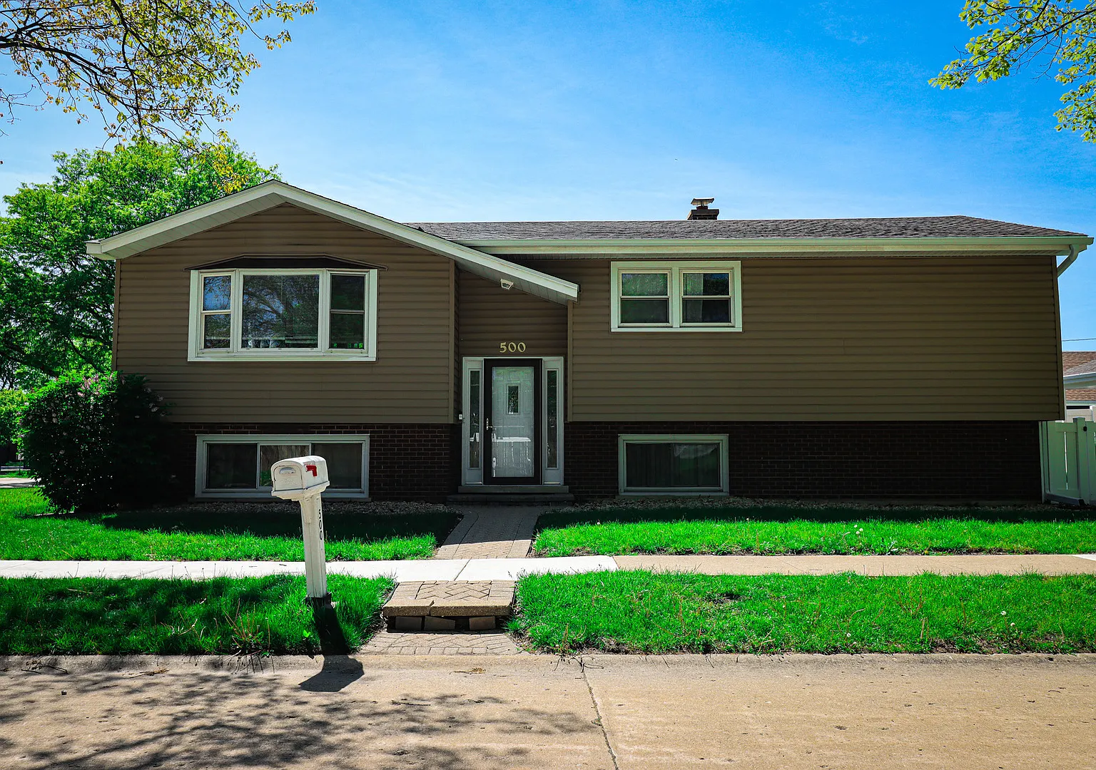 4 bed, 2.5 bath, 2436 sqft, $3,000 — Photo 1