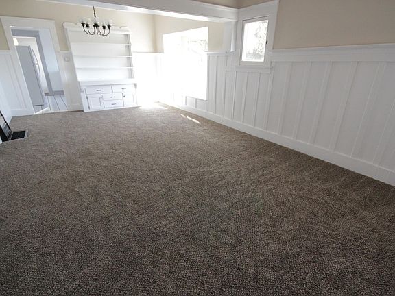 Light & Bright Living Room & Dining Room Area!