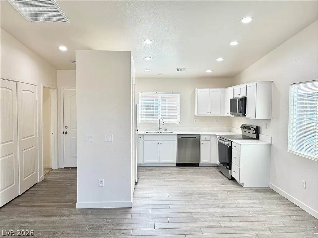 Building Photo - 1080 S Potro Ave #3
