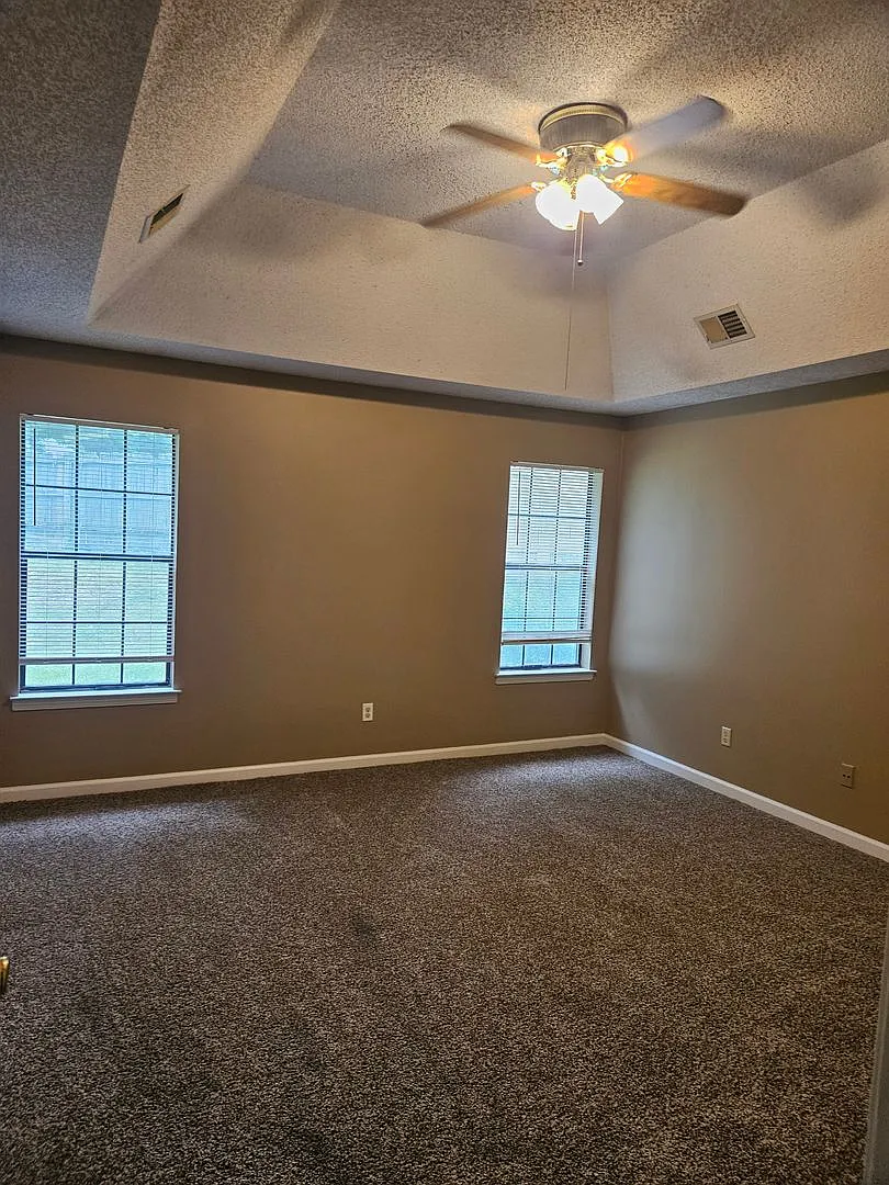 Building Photo - 6947 Lagrange Cir S