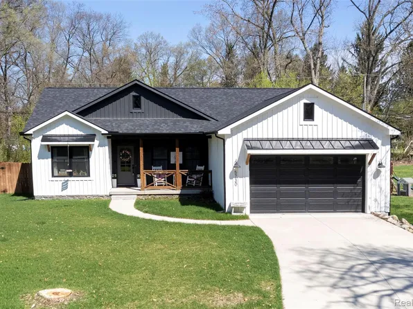 5730 Crescent Rd, Waterford, MI 48327
