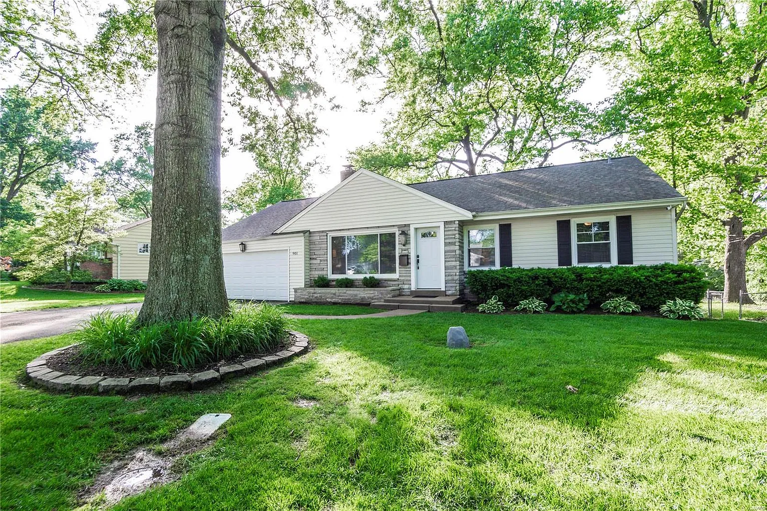 901 Rochdale Dr photo 1