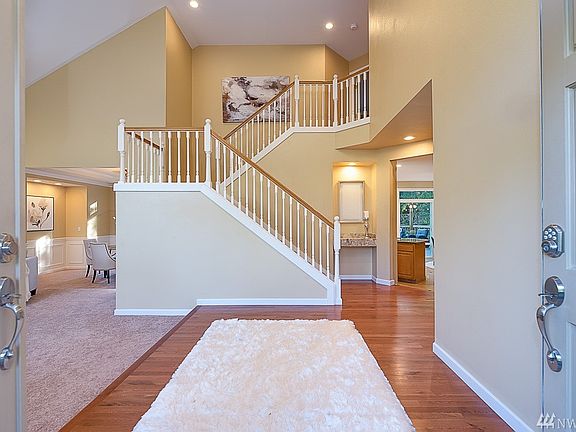 Breathtaking inviting 2-story foyer with brand new hardwood floors.