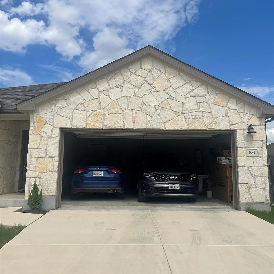 4 bed, 3.0 bath, 2208 sqft, $3,000 — Photo 3