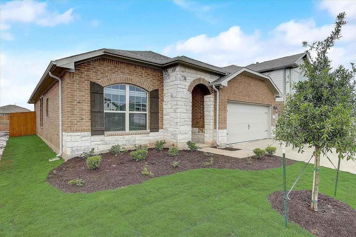 3 bed, 2.0 bath, 1943 sqft, $2,249 — Photo 2