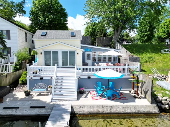 24187 N Shore Dr, Edwardsburg, MI 49112