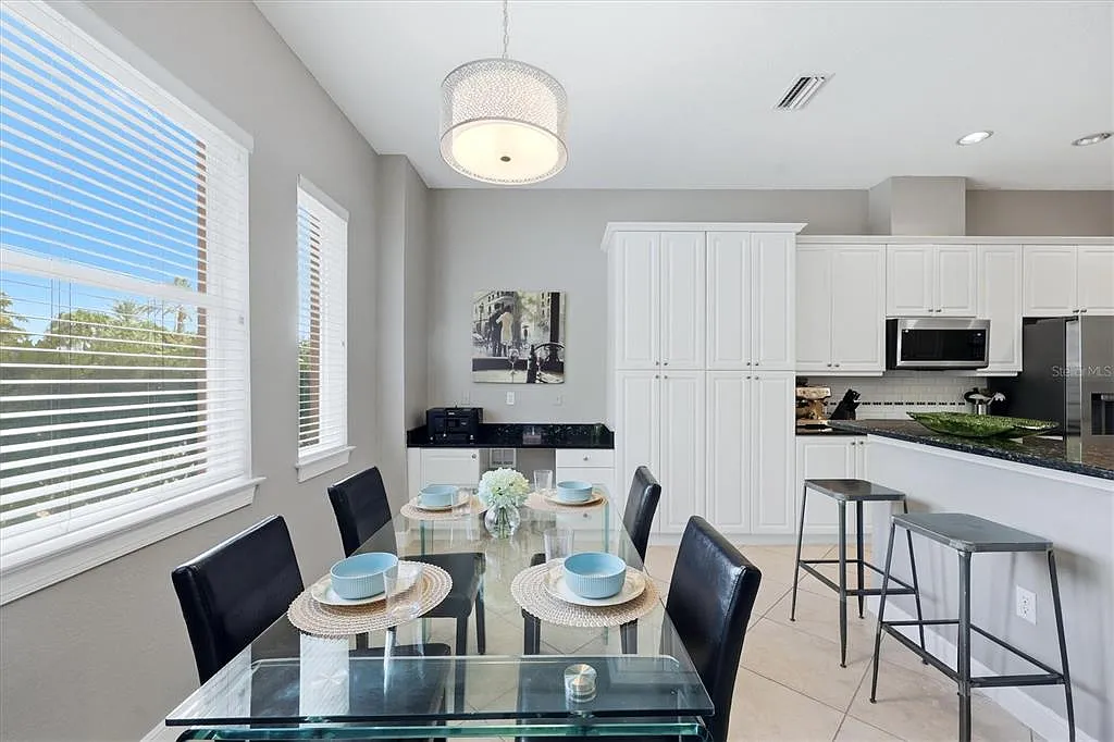3 bed, 3.0 bath, 2039 sqft, $5,500 — Photo 3