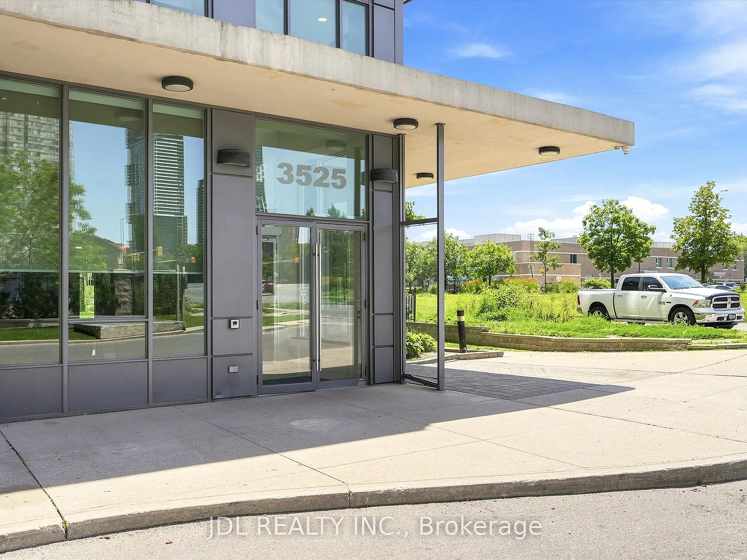 Elle Condos — Photo 2